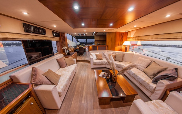 Аренда моторной яхты Sunseeker 70 в Москве - салон на главной палубе
